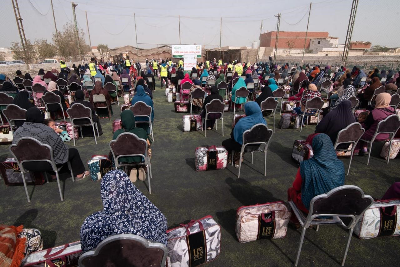 توزيع بطاطين من البنك الأهلي المصري